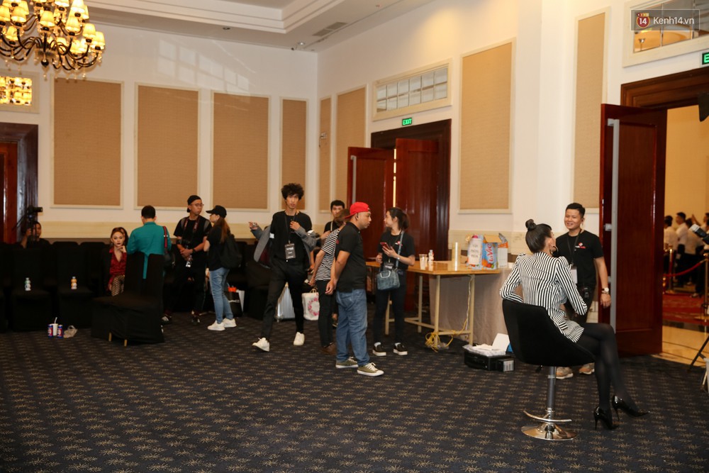 Võ Hoàng Yến - Minh Hằng liên tục né nhau khi chạm mặt tại The Face Vietnam 2018